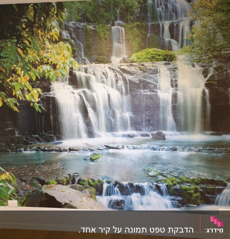 תמונת טפט של מפל מים עם צמחייה ירוקה